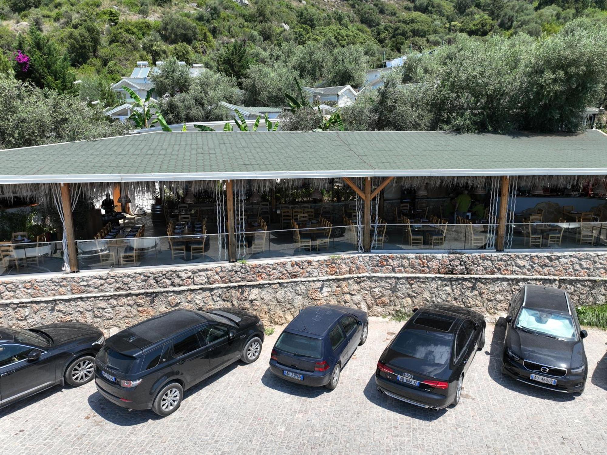 Alevra Hotel Dhërmi Екстериор снимка