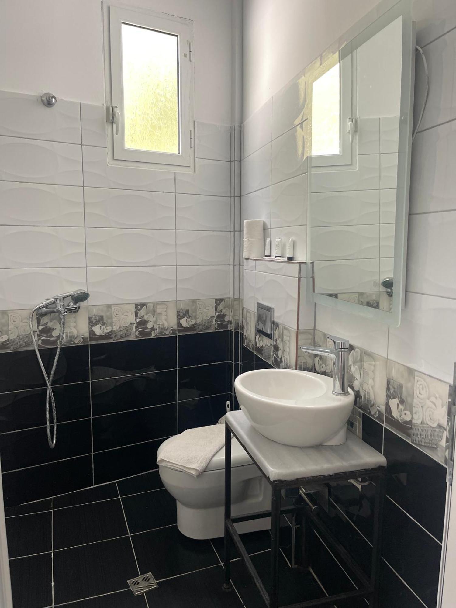 Alevra Hotel Dhërmi Екстериор снимка