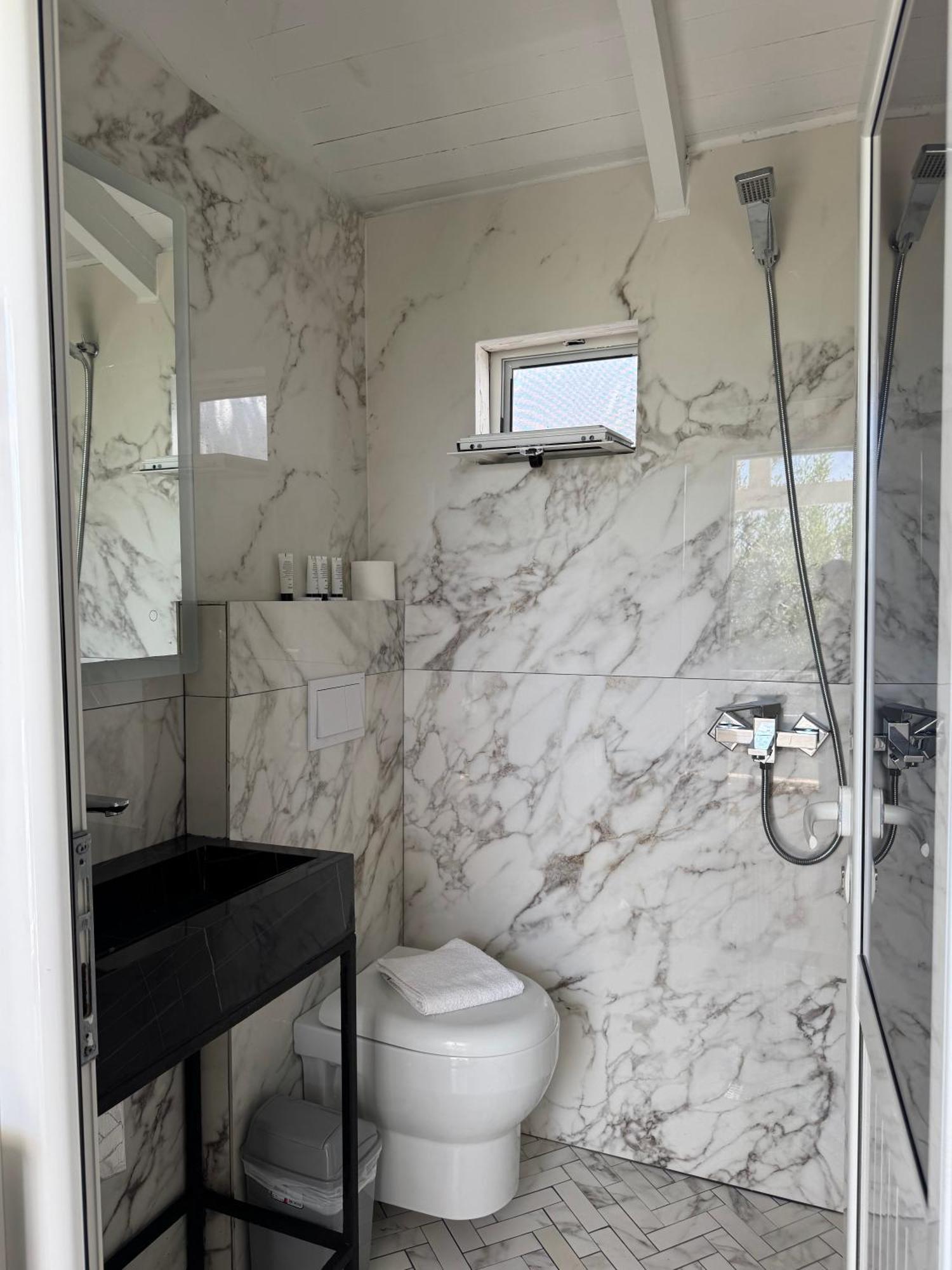 Alevra Hotel Dhërmi Екстериор снимка